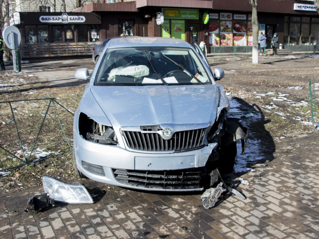 На Дорогожичах в Киеве Skoda врезалась в Renault и снесла два забора: пострадала женщина (ФОТО)