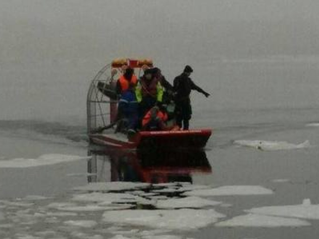 Столичные спасатели нашли в Днепре труп пожилого рыбака