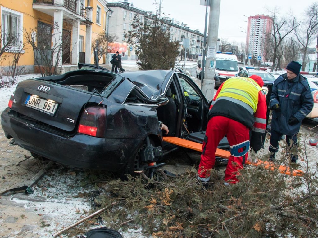 На Дарнице в Киеве Audi врезался в столб у остановки: среди пострадавших пенсионерка (ФОТО, ВИДЕО)