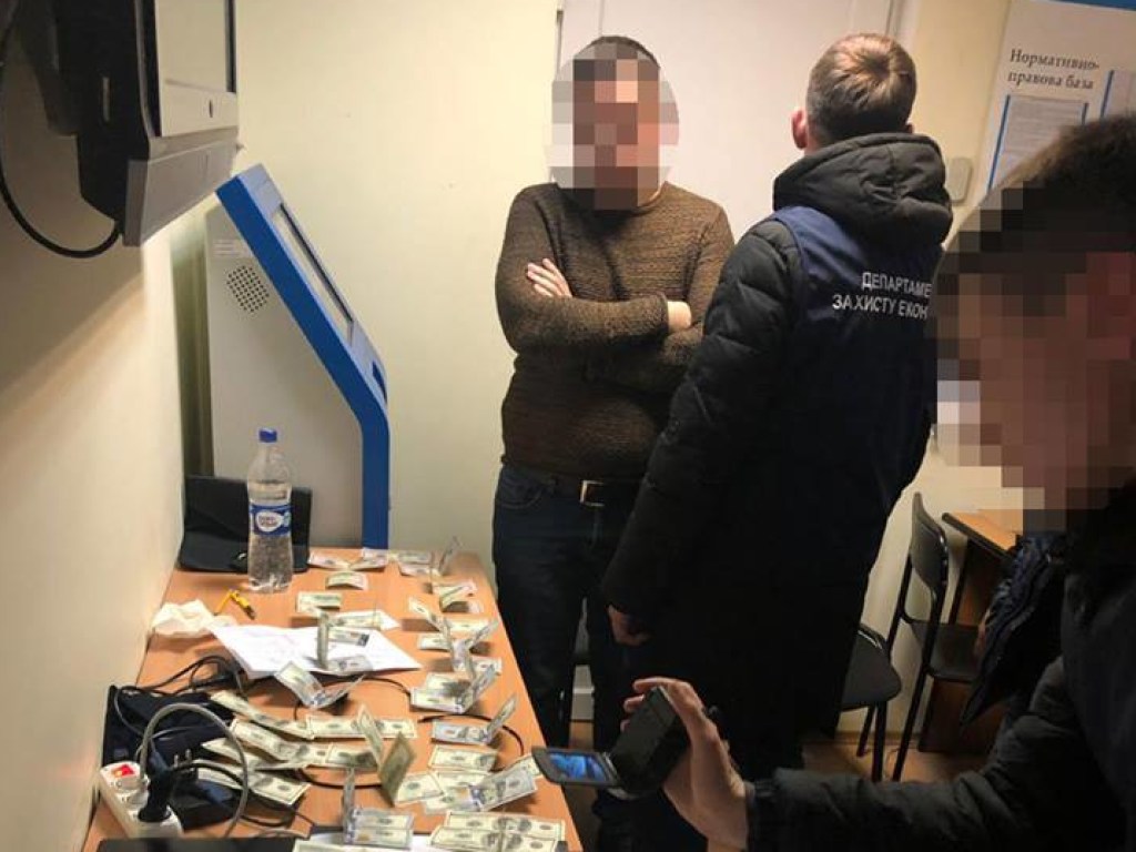В Киеве поймали нечистого на руку таможенного брокера (ФОТО)