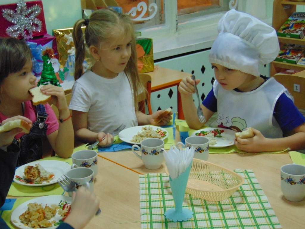 Чем кормят малышей в столичных детсадах: родители раскритиковали меню в Сети (ФОТО)