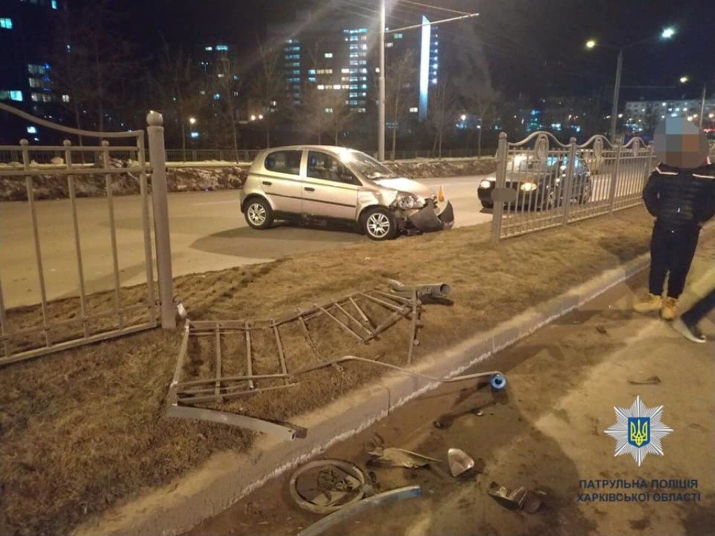 В Харькове водитель Subaru свалил забор (ФОТО)