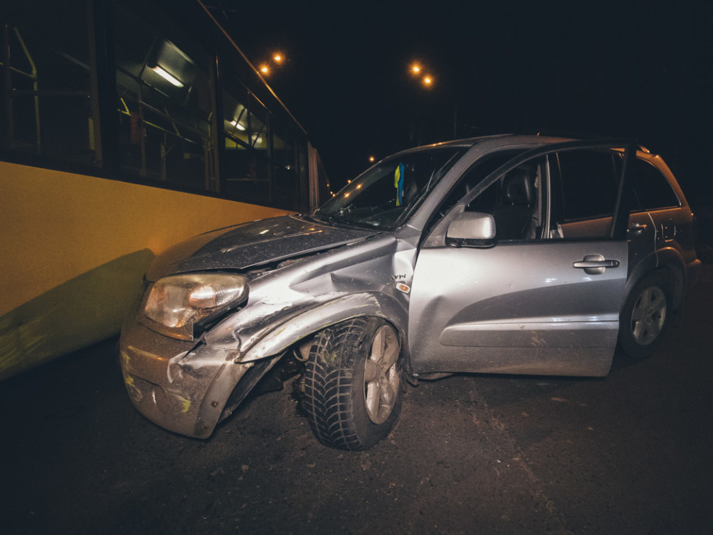 В Киеве у водителя Toyota случился инсульт: авто протаранило троллейбус (ФОТО, ВИДЕО)
