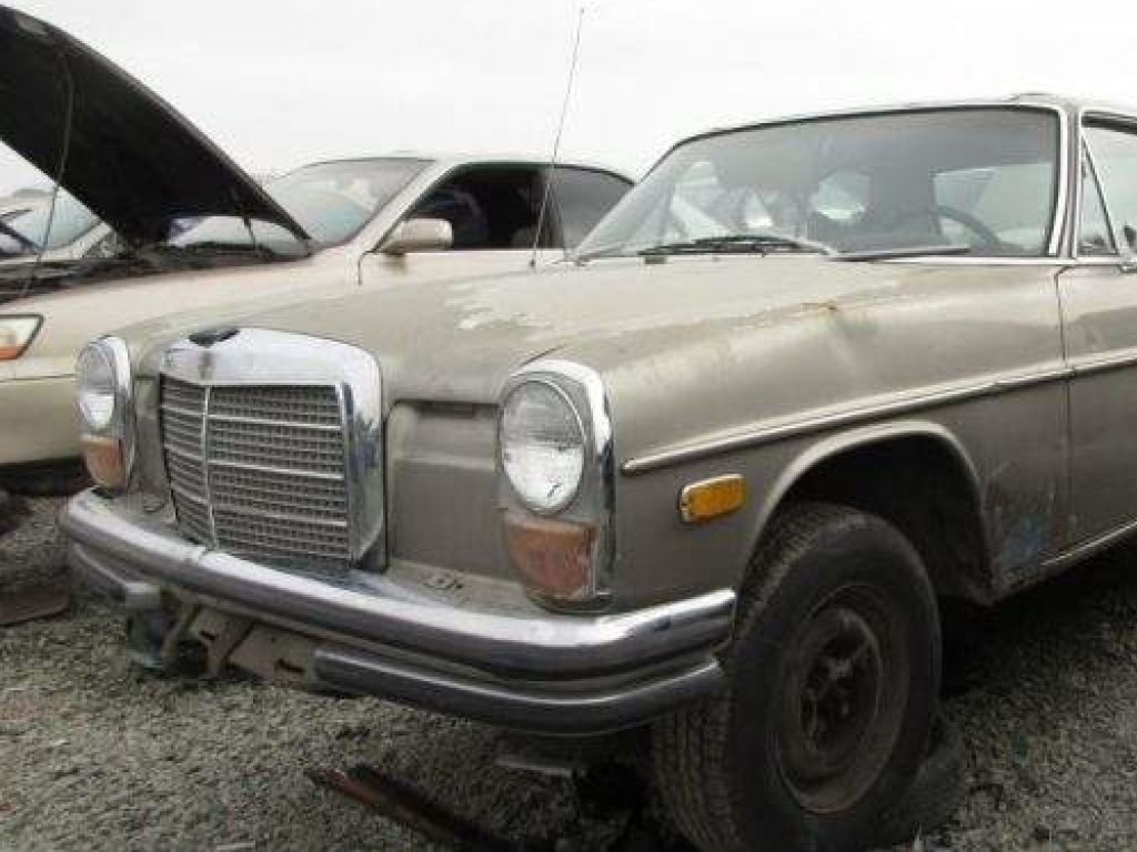 На свалке в США нашли раритетный Mercedes-Benz 1971 года: можно забрать бесплатно (ФОТО)