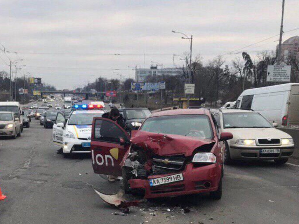 В Киеве таксист устроил тройное ДТП: пострадали 2 человека (ФОТО)