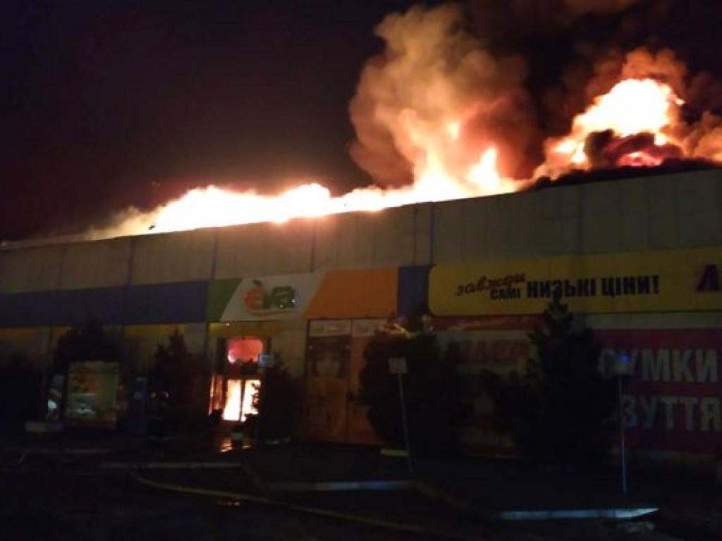 В Полтаве начался пожар на автостанции и на рынке (ФОТО, ВИДЕО)