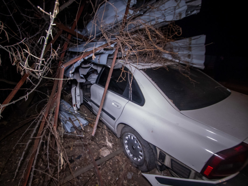 Пьяный водитель обвинил копов в краже креста: В Днепре Volvo врезался в забор, уходя от погони (ФОТО, ВИДЕО)