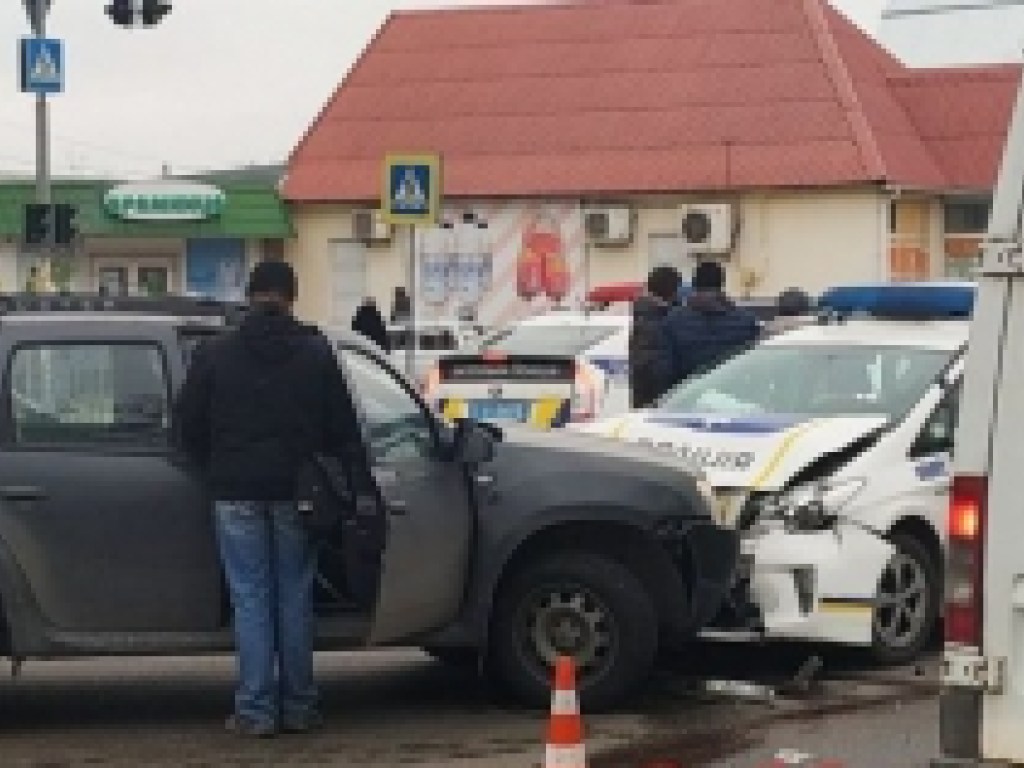 Полицейский Prius столкнулся с легковушкой в Запорожье (ВИДЕО)
