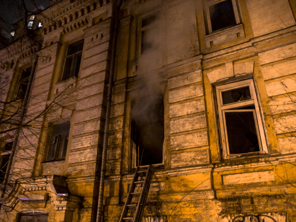 У кинотеатра «Киевская Русь» в столице горело старинное здание (ФОТО, ВИДЕО)