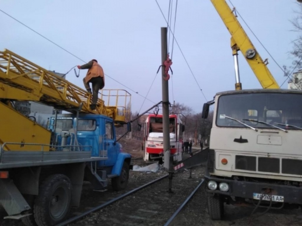Трамвай сошел с рельсов в центре Запорожья (ФОТО)