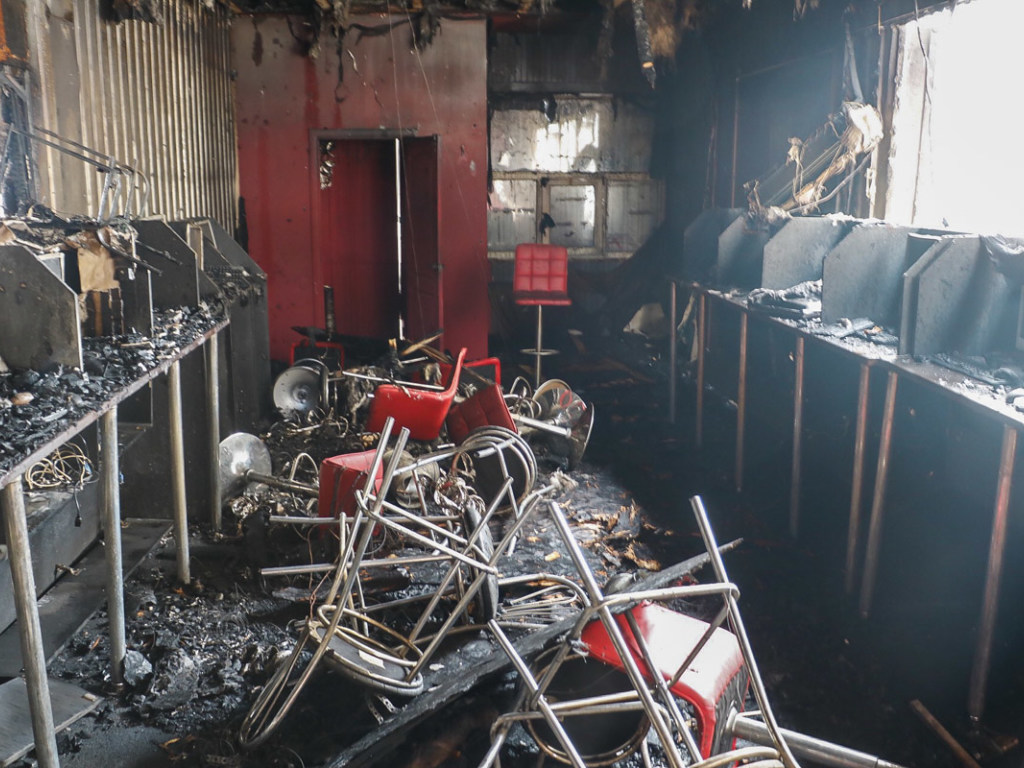 Неизвестные сожгли МАФы на Троещине (ФОТО)