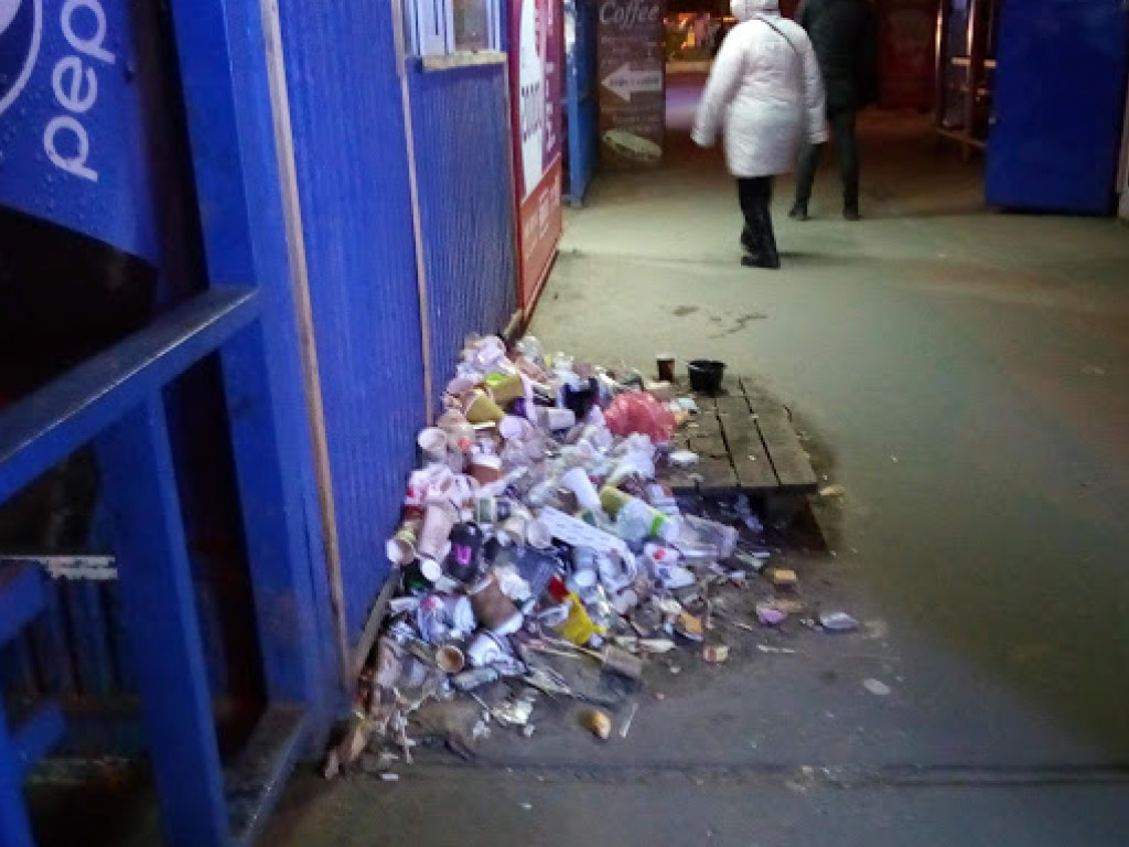 Место у метро «Харьковская» в Киеве завалили мусором, а урны украли (ФОТО)