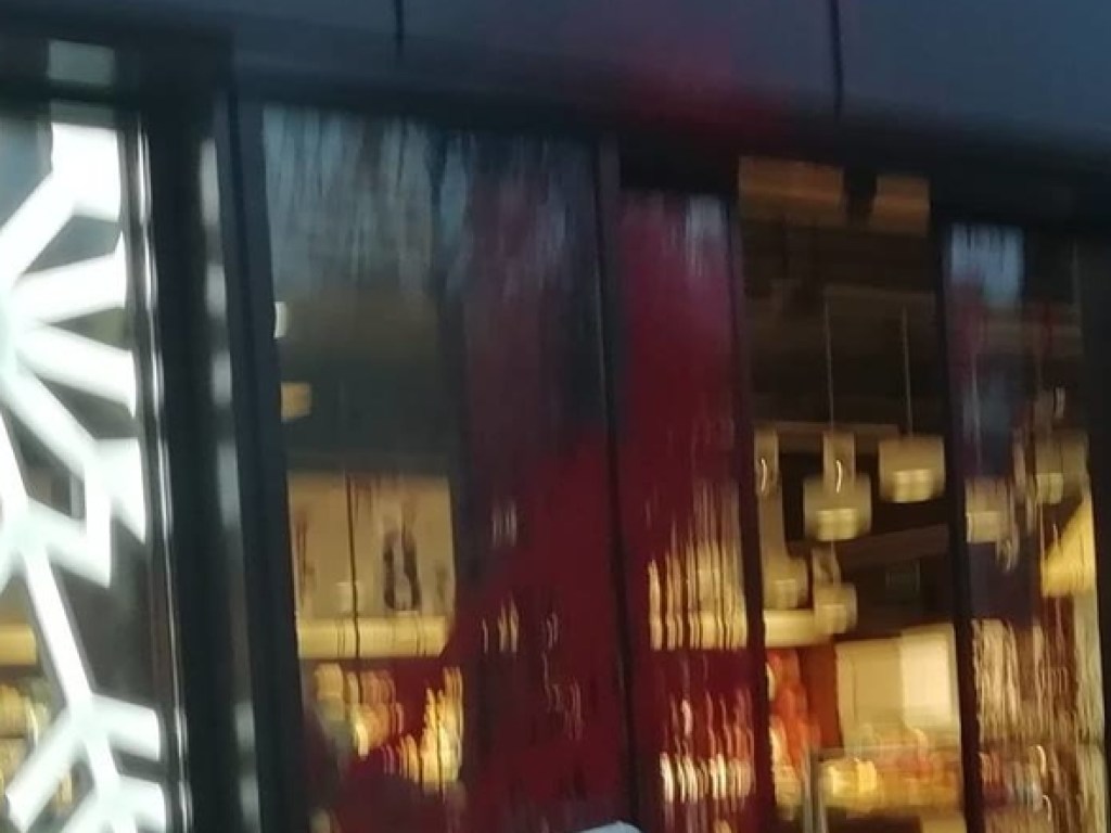 Неизвестные облили красной краской магазин Roshen в Борисполе (ФОТО)