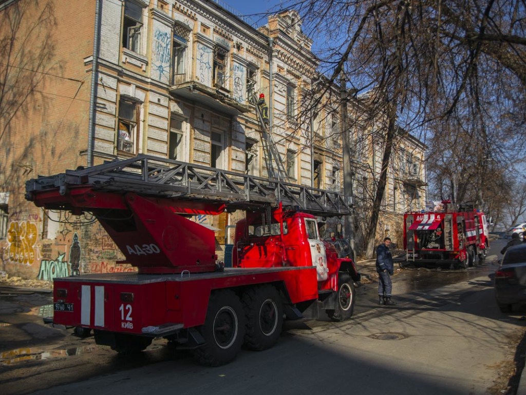 В центре Киева второй раз за сутки загорелось старинное здание (ФОТО, ВИДЕО)
