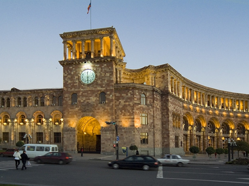 В Ереване загорелось здание правительства