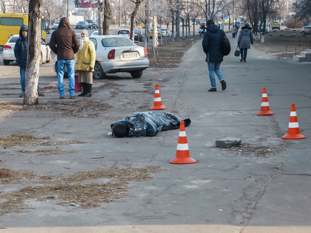 По дороге на работу на столичной Троещине умер мужчина (ФОТО, ВИДЕО)
