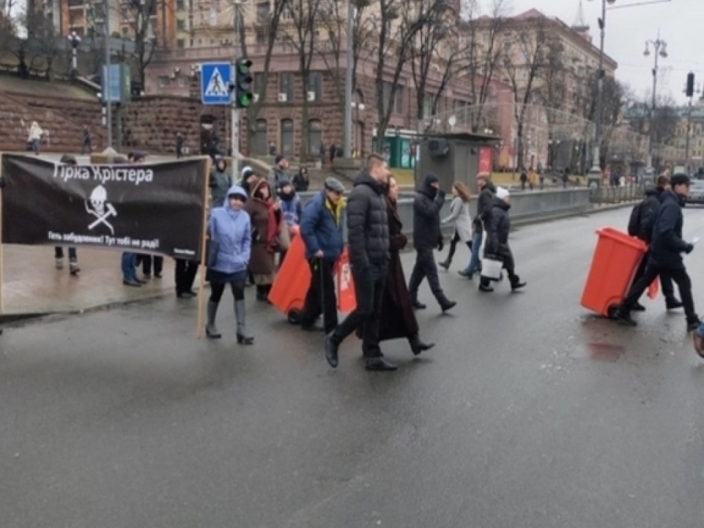 Требовали угомонить недобросовестных застройщиков: в Киеве перекрыли улицу Крещатик (ФОТО) 
