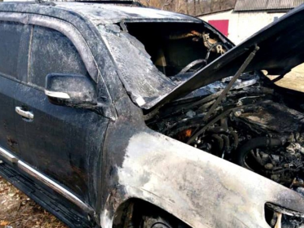 На Закарпатье сгорел автомобиль Toyota Land Cruiser (ФОТО)