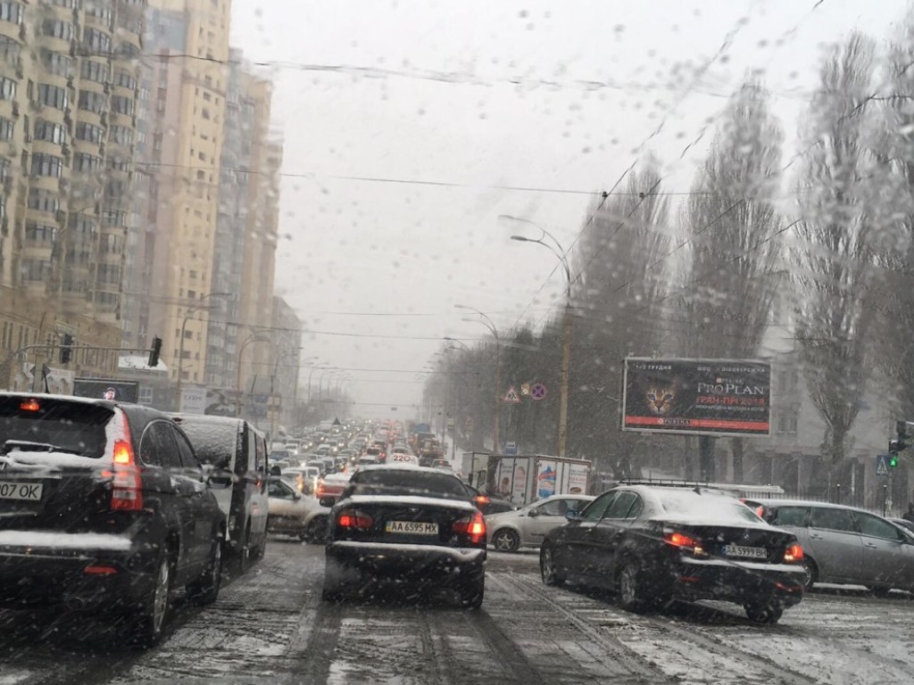 Утром на дорогах Киева образовались 8-балльные пробки (КАРТА)