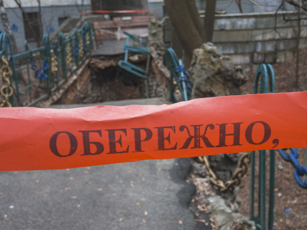 Обвал пешеходного моста в Киеве: коммунальщики не спешат с ремонтом (ФОТО, ВИДЕО)