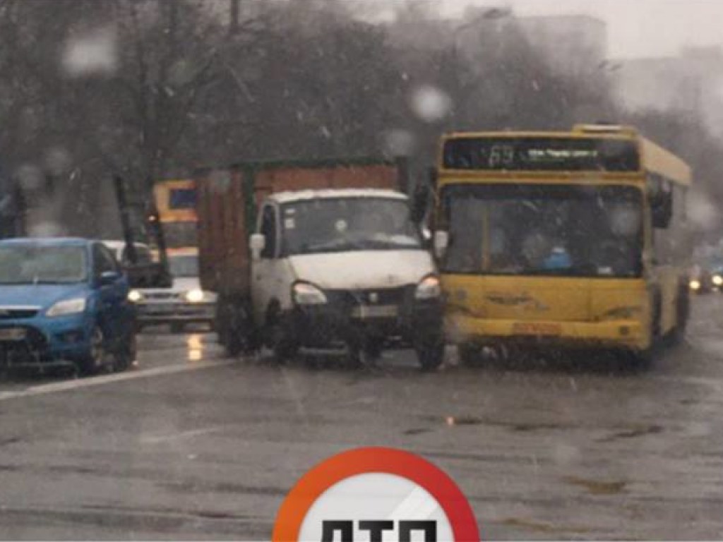 На Борщаговке в Киеве столкнулись «Газель» и автобус с пасажирами (ФОТО)