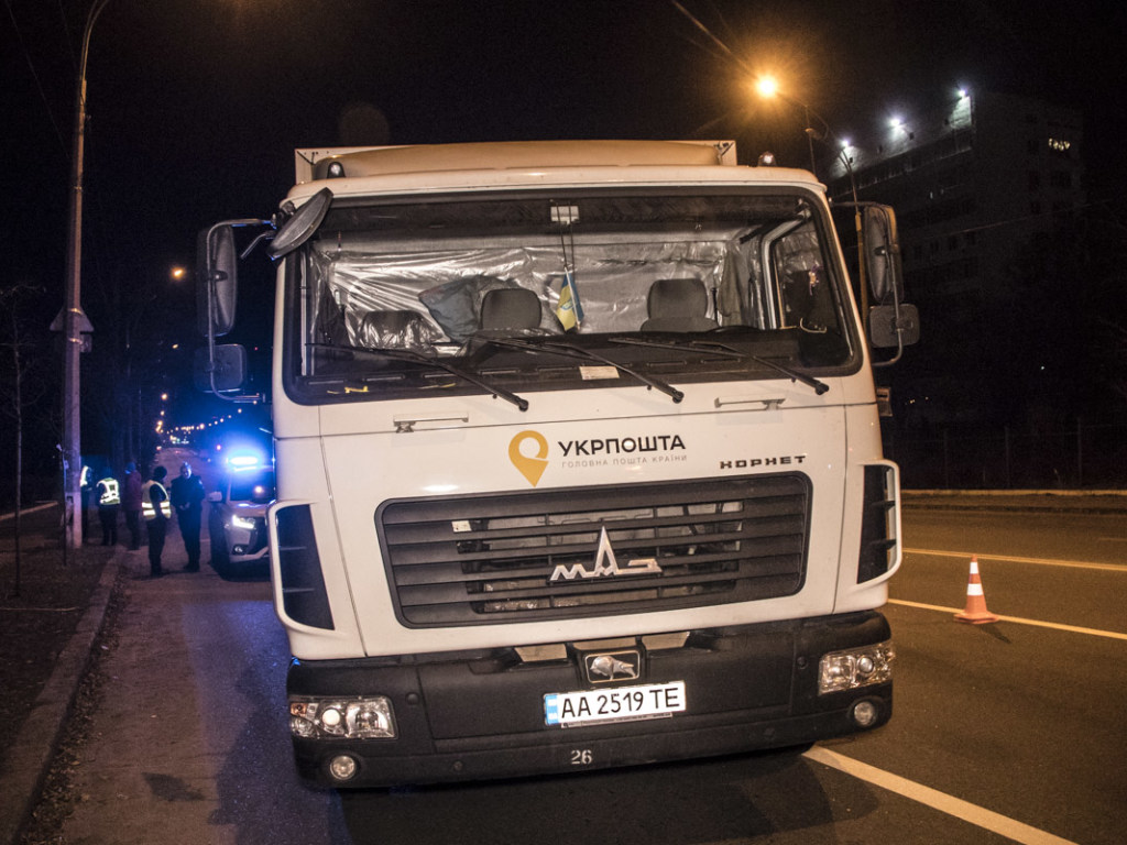 Сдавал назад: в Киеве грузовик «Укрпошты» врезался в полицейский автомобиль (ФОТО, ВИДЕО)