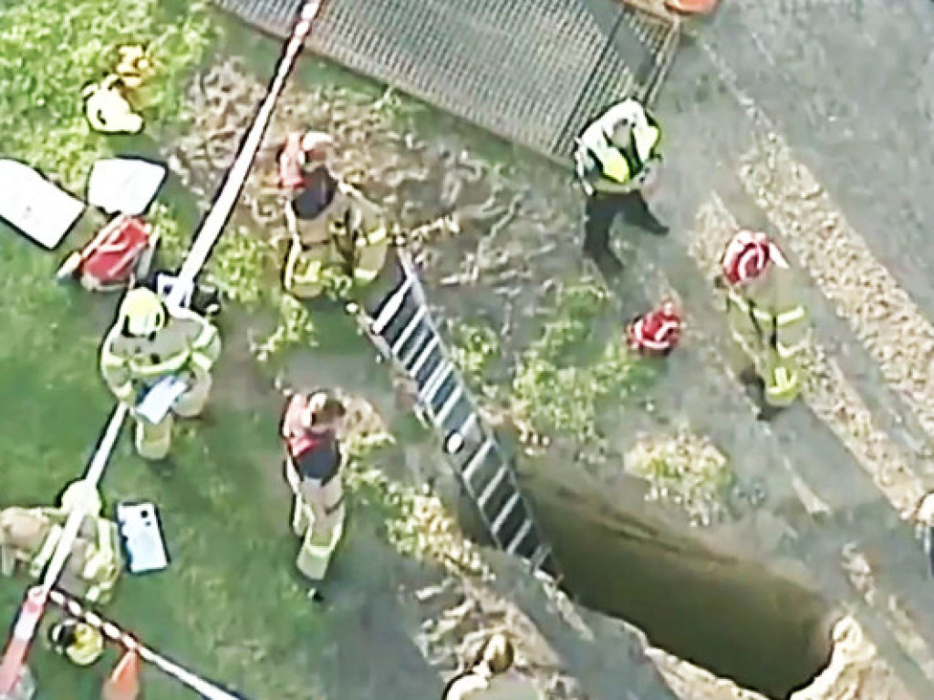 Гробокопатель рухнул в могилу и не смог самостоятельно выбраться (ФОТО)