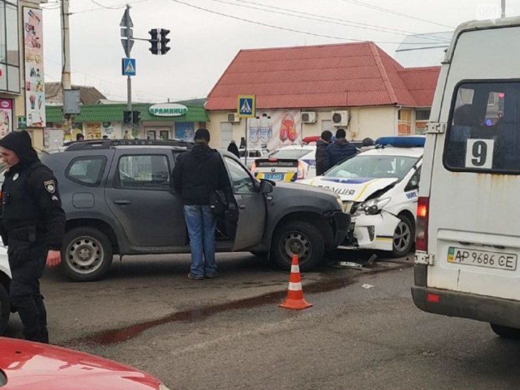 В Запорожье произошло ДТП с полицейским автомобилем (ФОТО)