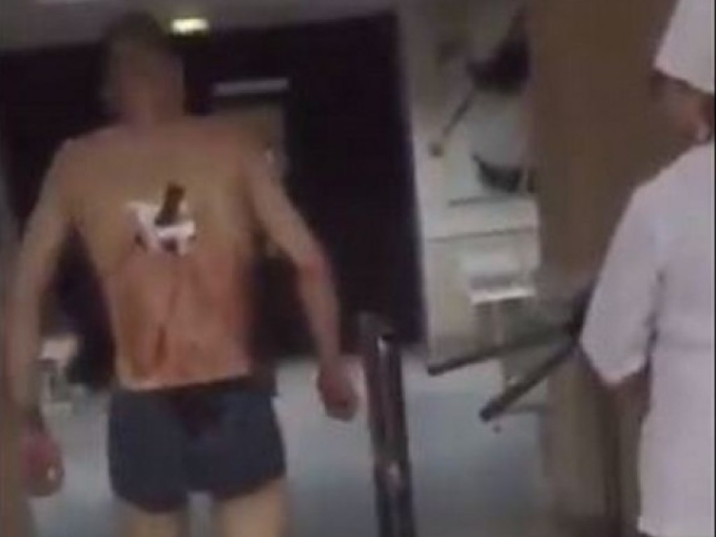 В больнице РФ пьяный мужчина с ножом в спине вышел на перекур (ФОТО, ВИДЕО)