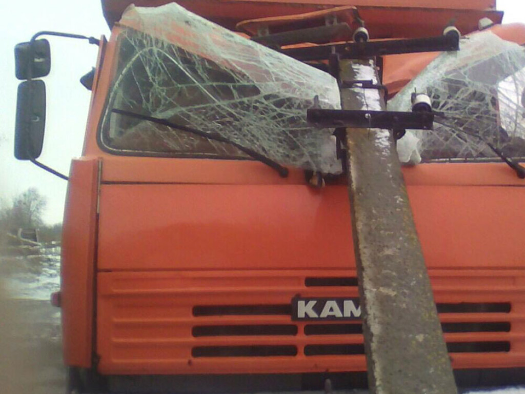 Под Харьковом на грузовик рухнул столб (ФОТО)