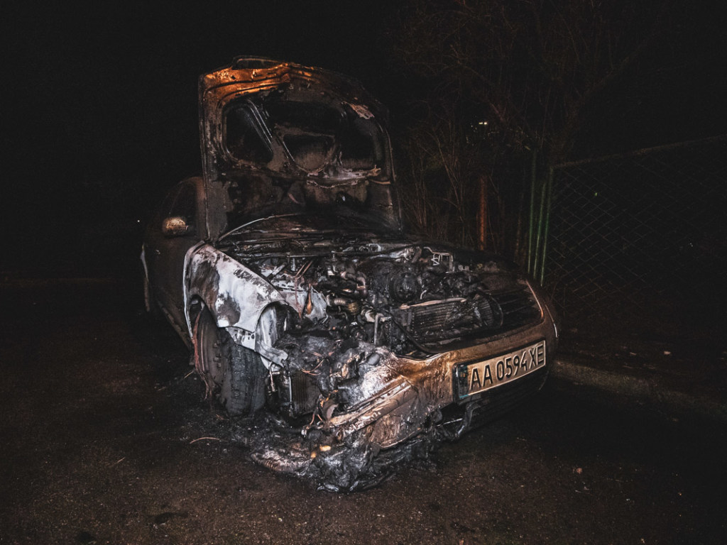 Неизвестные сожгли Volkswagen в центре Киева (ФОТО)