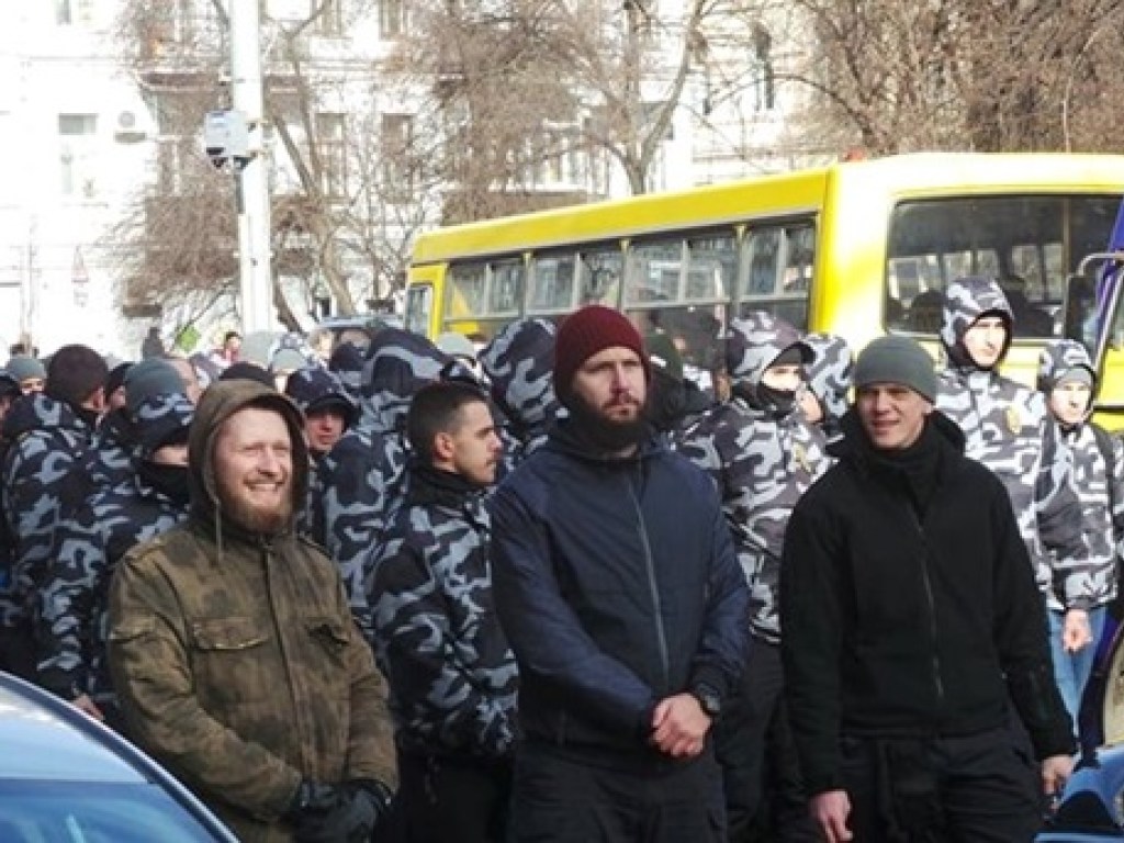Нацкорпус протестует под зданием Генпрокуратуры (ФОТО)