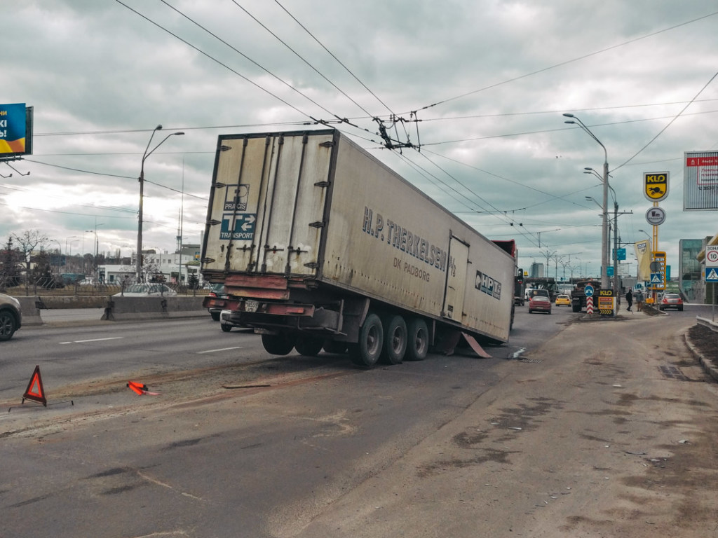 На проспекте Бандеры в Киеве у тягача оторвался прицеп, образовалась пробка (ФОТО, ВИДЕО)
