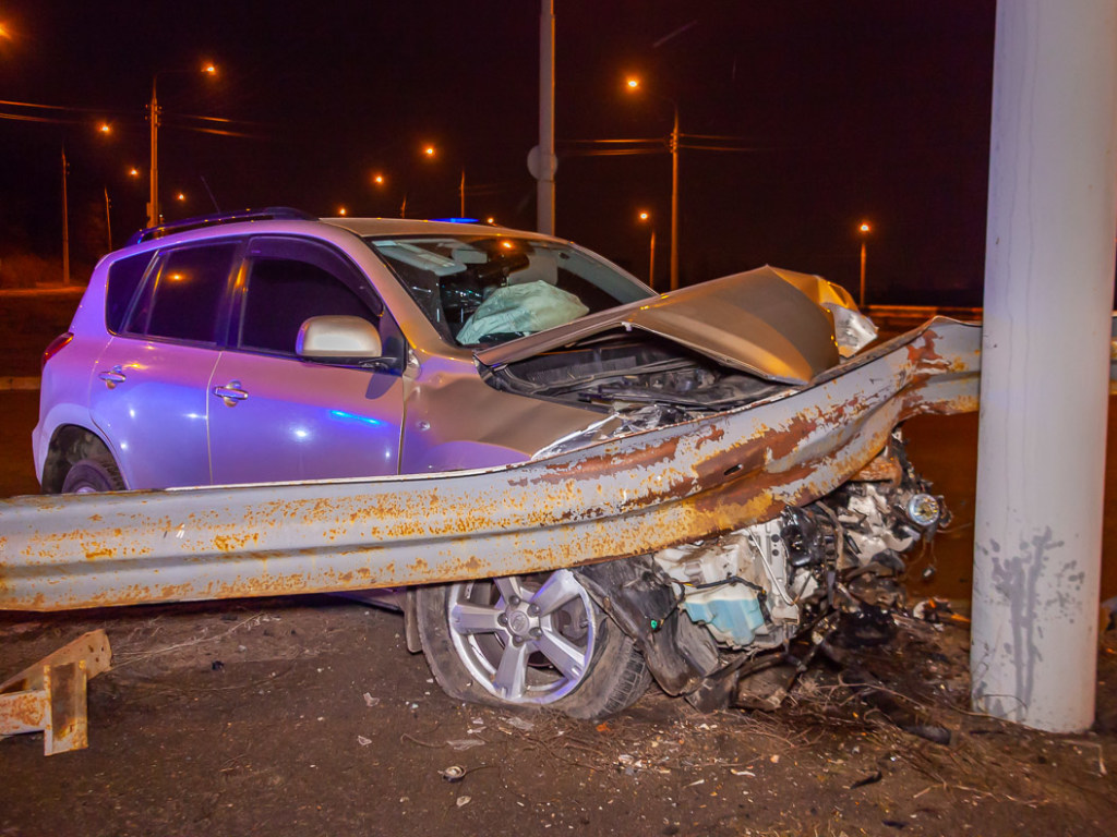 Уснул за рулем: Водитель Toyota снес электропору в Днепре (ФОТО, ВИДЕО)