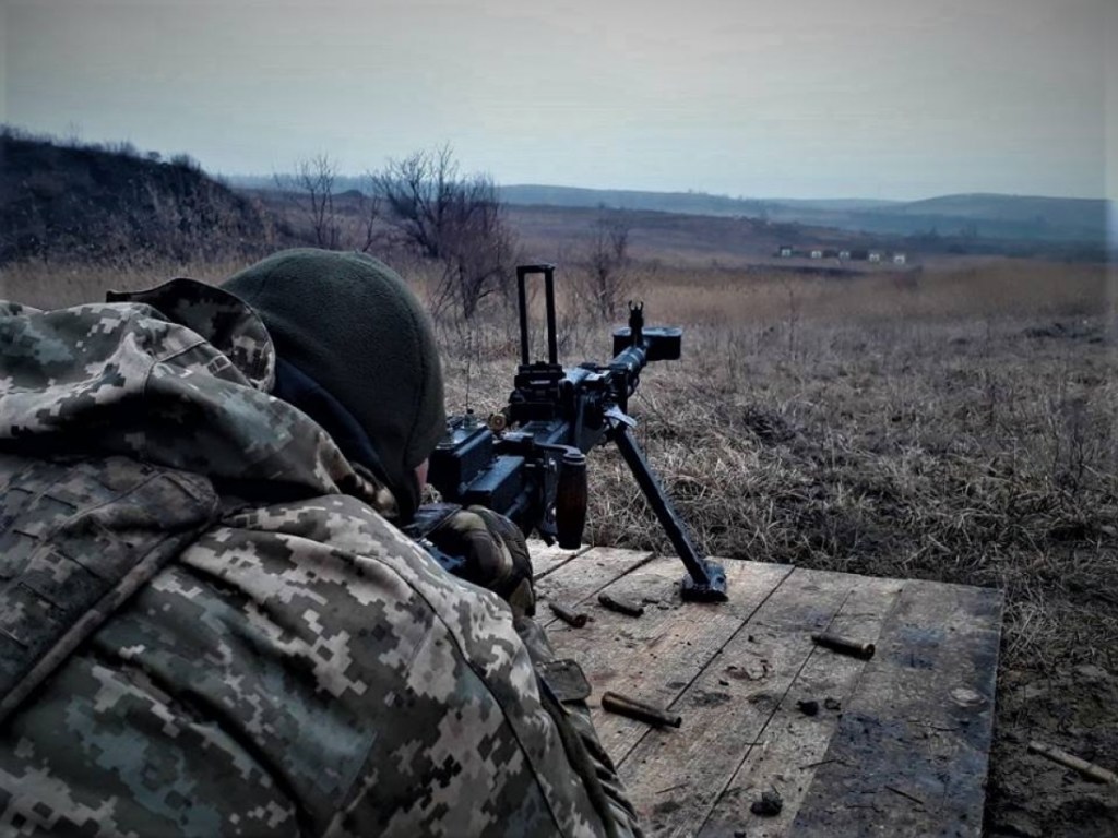 На Донбассе с утра во время обстрелов был ранен украинский военный