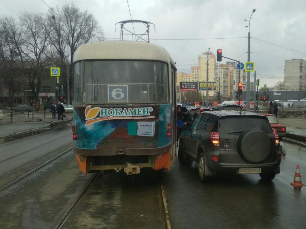 В Харькове авария парализовала движение трамваев (ФОТО)
