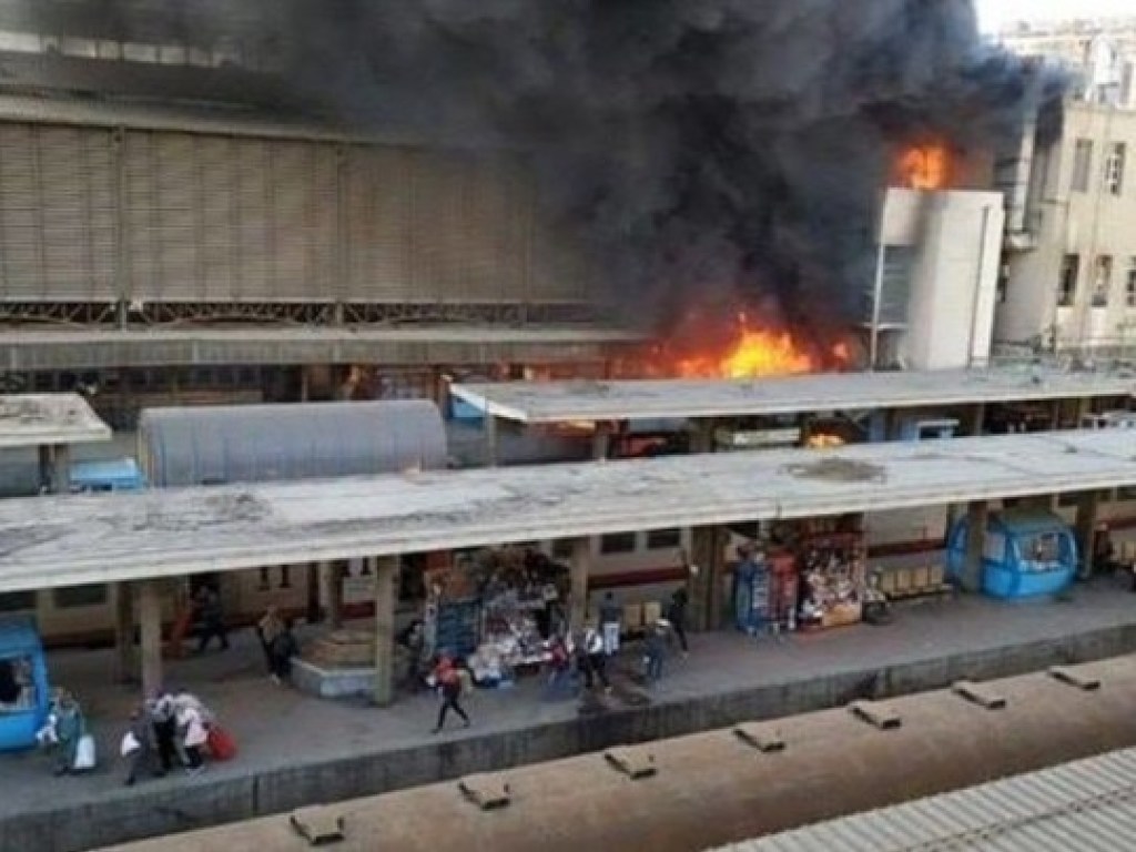 После крушения поезда на вокзале в Каире вспыхнул пожар, десятки жертв (ФОТО, ВИДЕО)