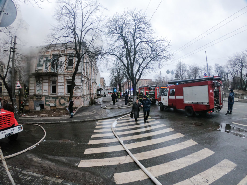 Третий раз за неделю в Киеве загорелось старинное здание (ФОТО, ВИДЕО)