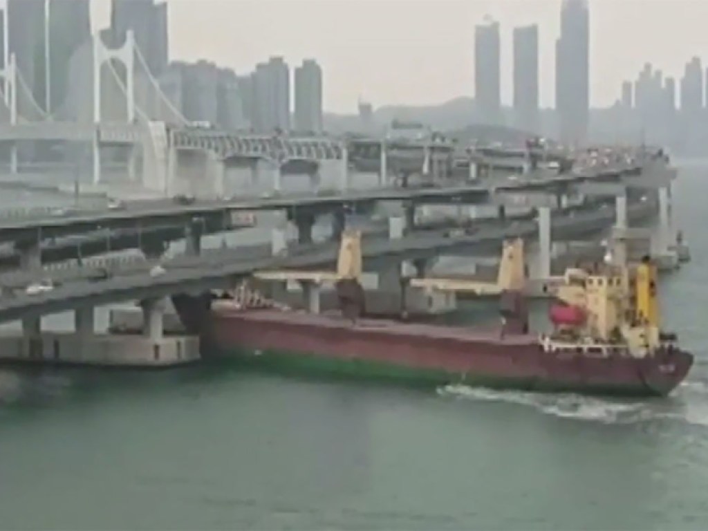 Российское судно врезалось в мост в южнокорейском городе (ВИДЕО)