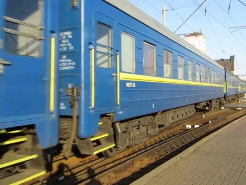 Сначала предложили выпить: в Тернопольской области избили и ограбили пассажира поезда