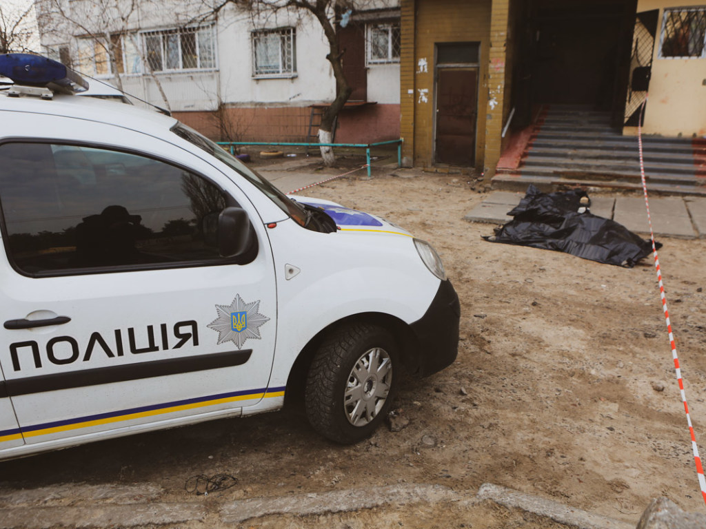 В Киеве из окна многоэтажки выпал 21-летний боец Нацгвардии (ФОТО)