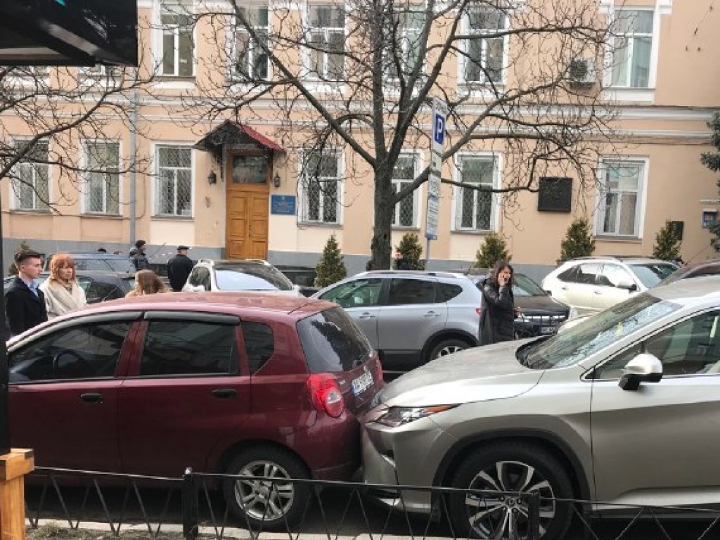 В центре Киева маршрутка с пассажирами протаранила припаркованный Lexus (ФОТО) 