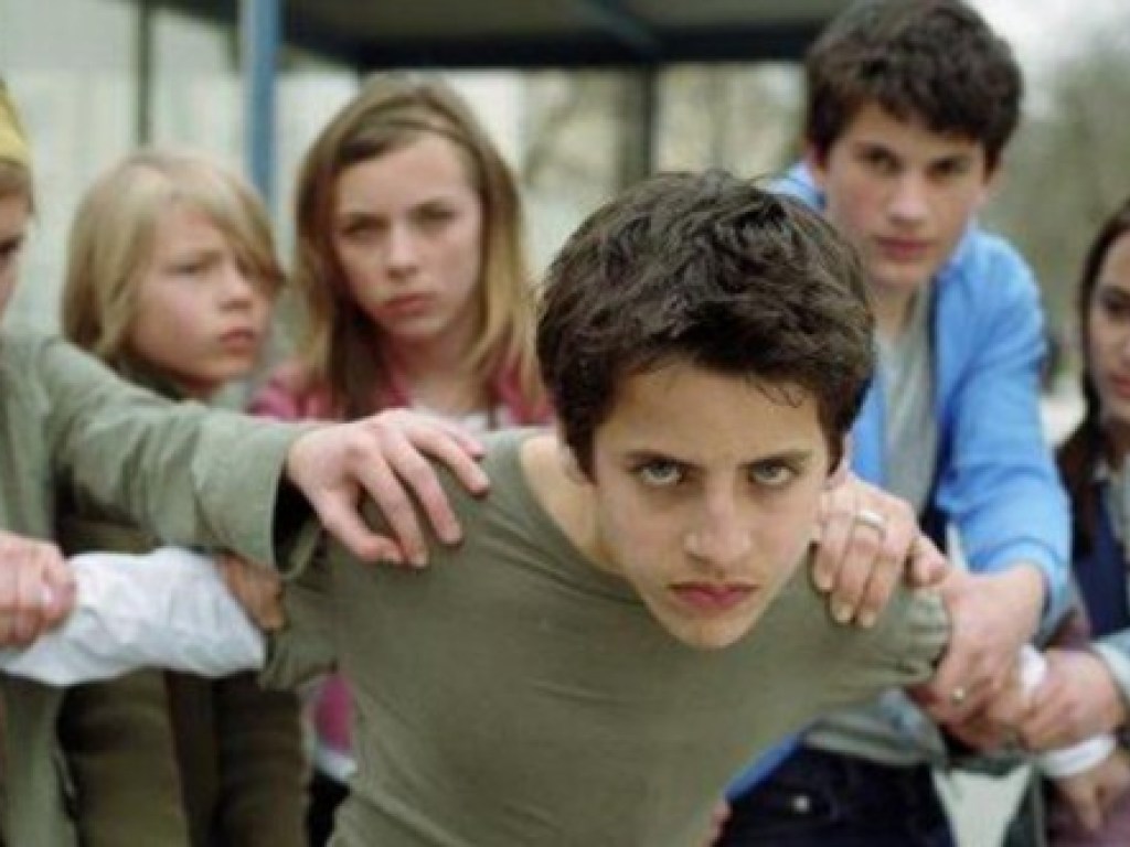 При виде агрессии со стороны подростков прохожие боятся вмешиваться &#8212; психолог