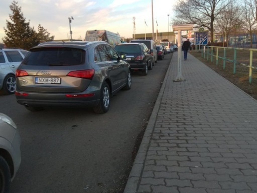 Венгерские таможенники не пропускают автомобили из Украины через границу (ФОТО)