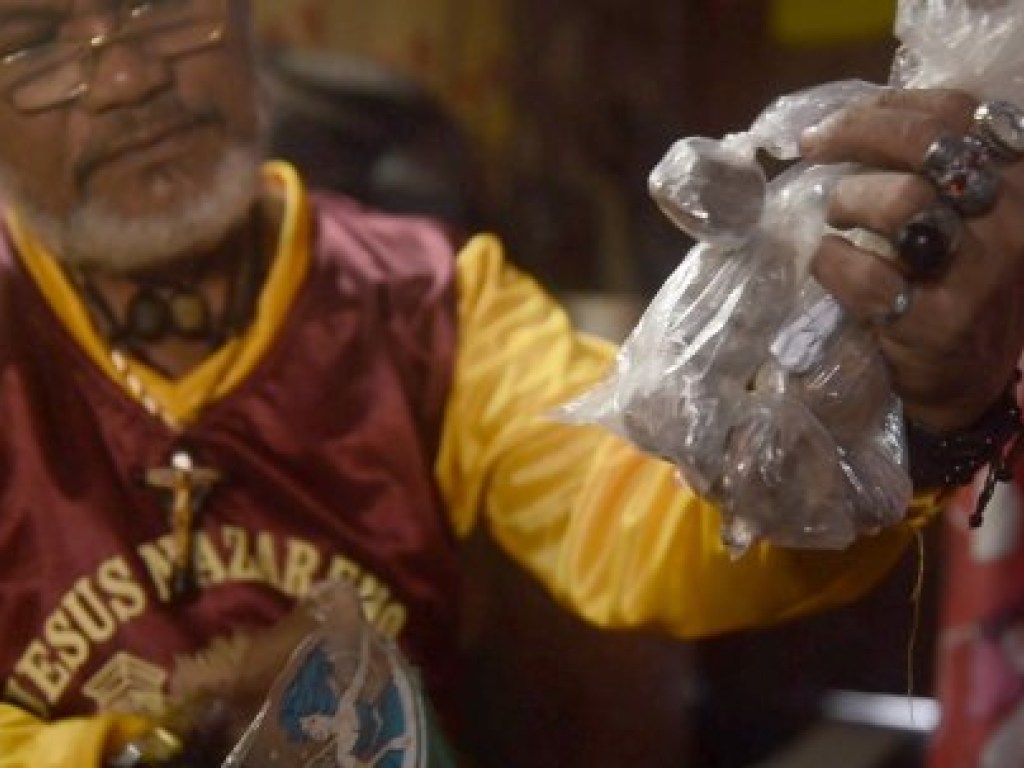 55-летний филиппинский знахарь крадет у покойников коленные чашечки