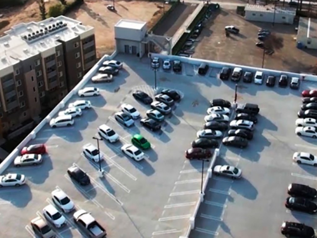 В Украине хотят строить парковки на крышах зданий