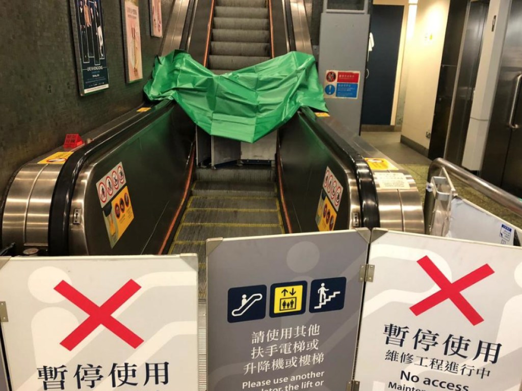 Девять человек пострадали в метро Гонконга из-за ЧП с эскалатором (ФОТО)