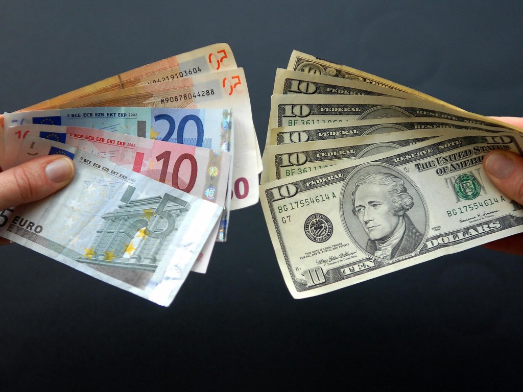 В украинских обменниках подешевела валюта (КУРС)