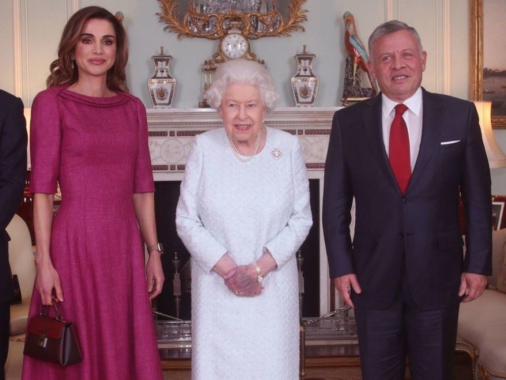 Елизавета II получила серьезную травму: Поклонники заметили королеву с синей рукой (ФОТО)
