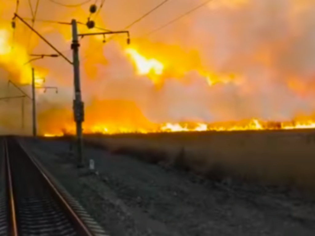 Мощные пожары в РФ: На Дальнем Востоке поезд едва прорвался через стену огня (ВИДЕО)